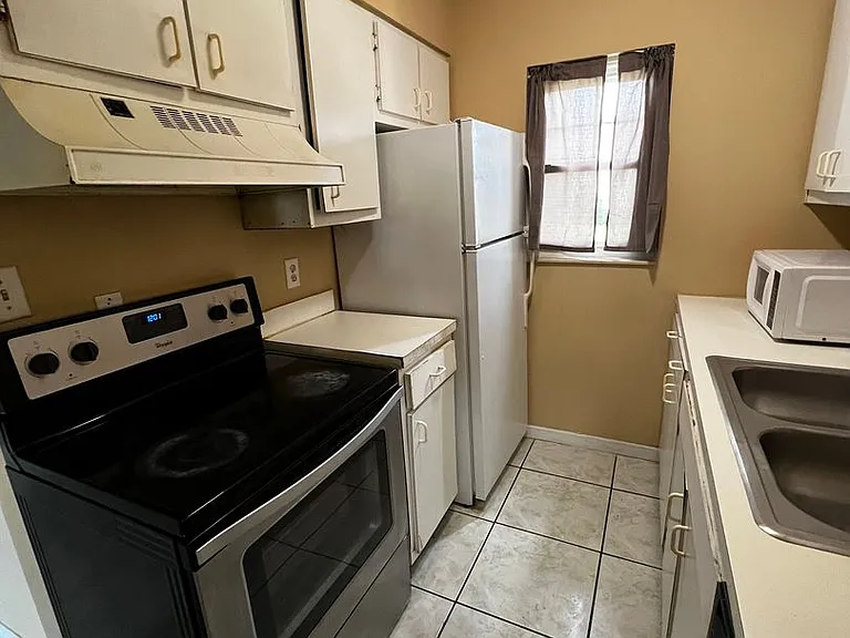 827 Sky Lake Cir #A — Photo 4