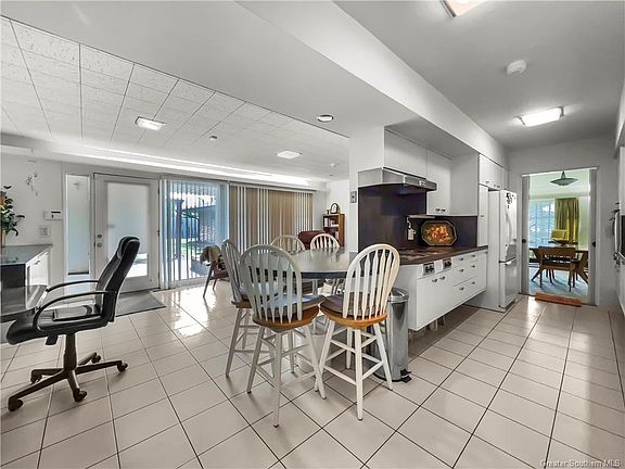 5th image of 211 W Wayside Dr