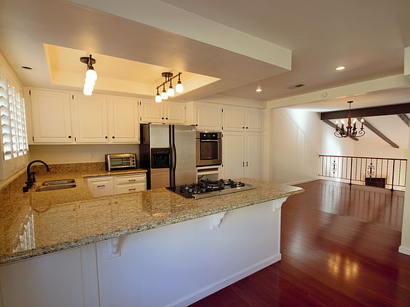 4th image of 881 W Huntington Dr Unit 11