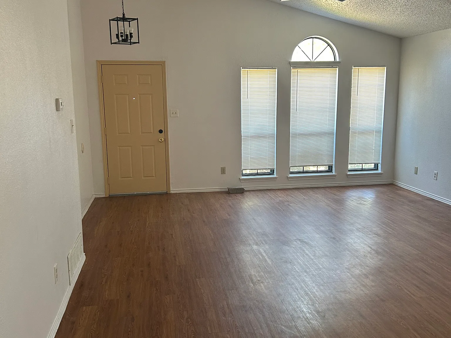 3 bed, 1811 sqft, $2,000 — Photo 2