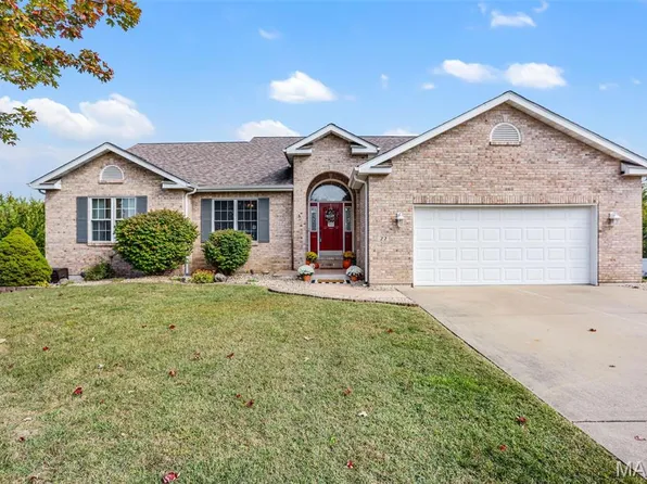 22 Oak Valley Dr, Maryville, IL 62062