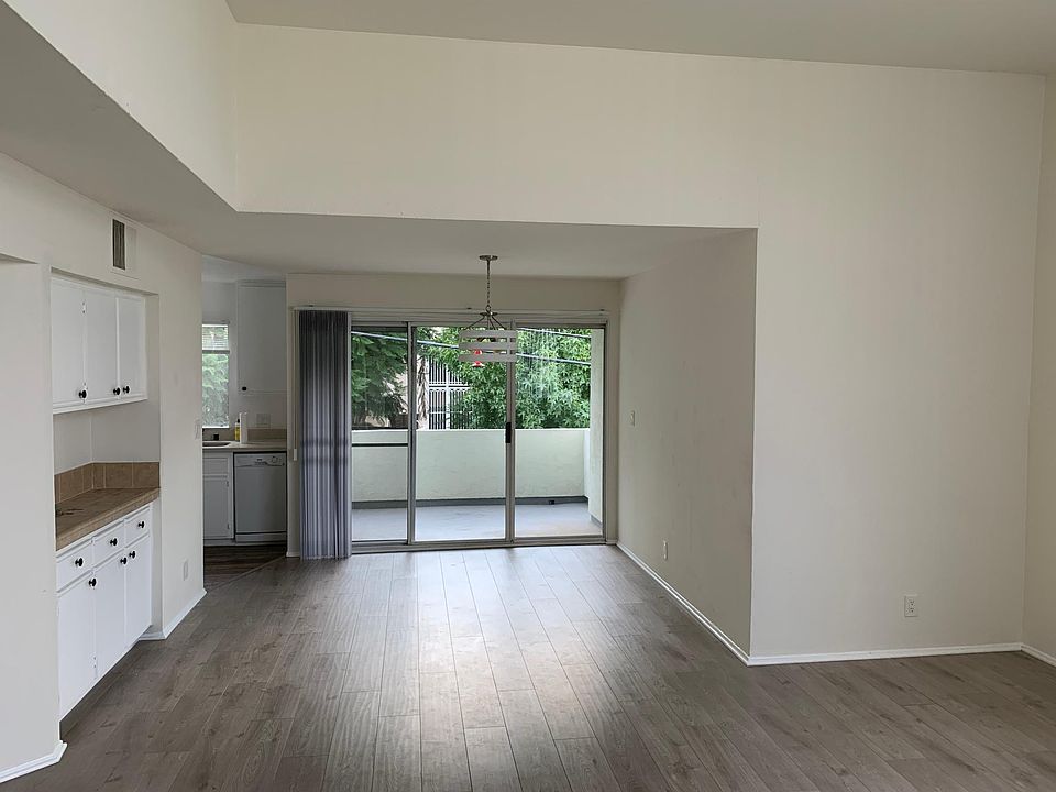 1st image of 2218 N Beachwood Dr #306