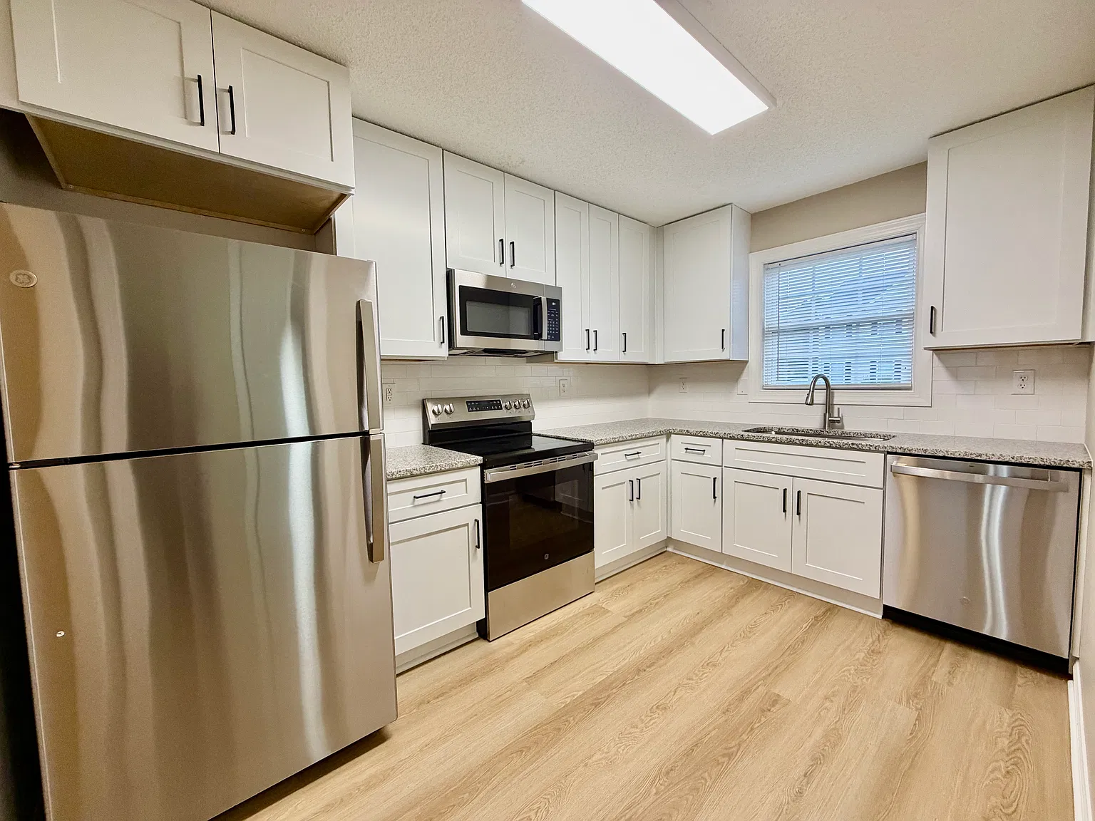 2 bed, 2.5 bath, 1155 sqft, $1,350 — Photo 3