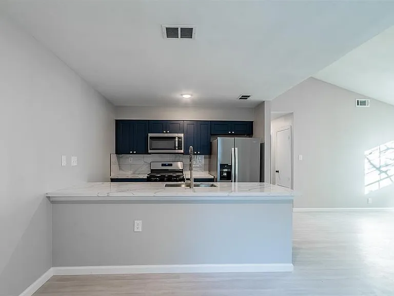 915 Sirocco Dr #B — Photo 14