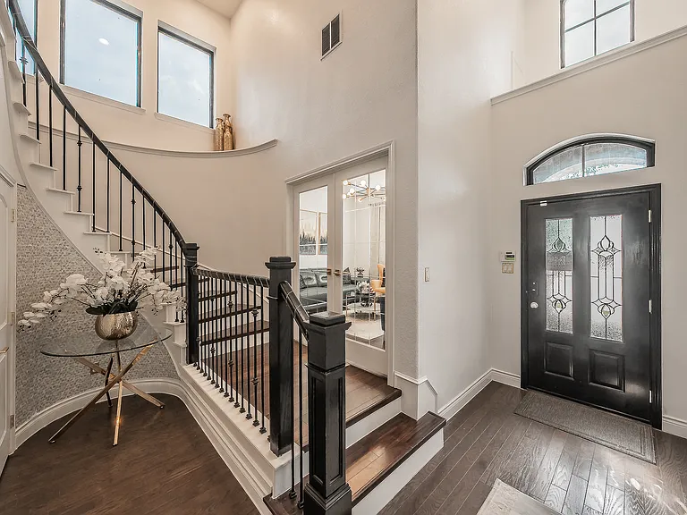 1742 Holmwood Dr — Photo 2
