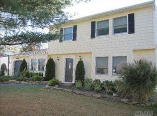 6 Patrician Ln, Medford, NY 11763