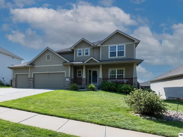10605 Hillcrest Dr, La Vista, NE 68128