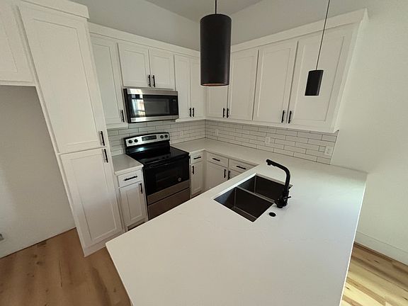 2nd image of 2210 Henry St #B