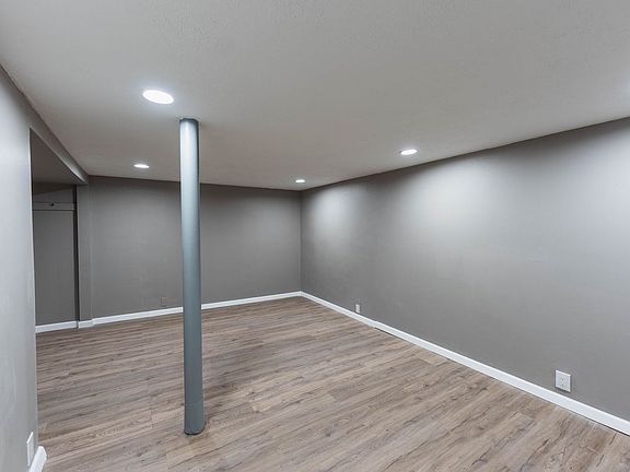 3rd image of 121 Lincoln Blvd #2