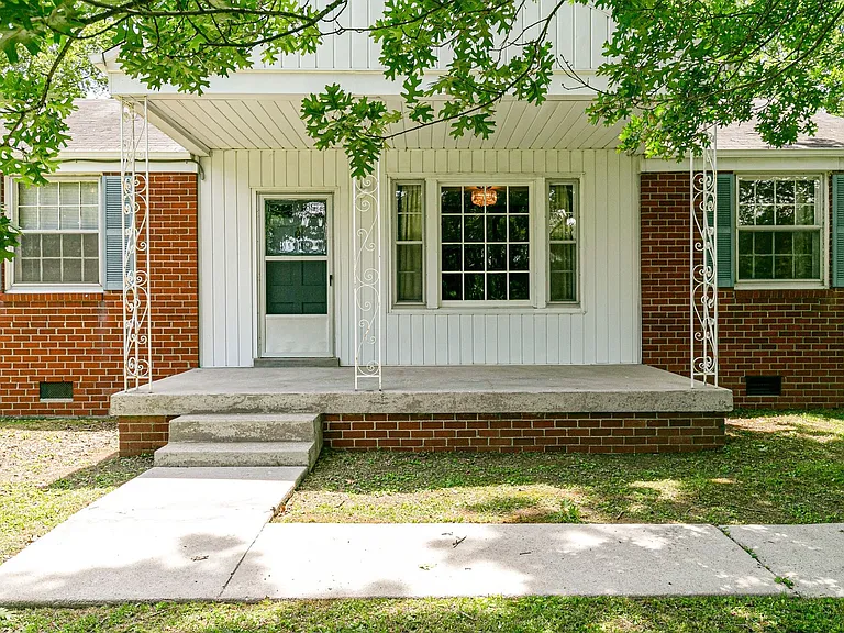 4824 Lynn Dr — Photo 2