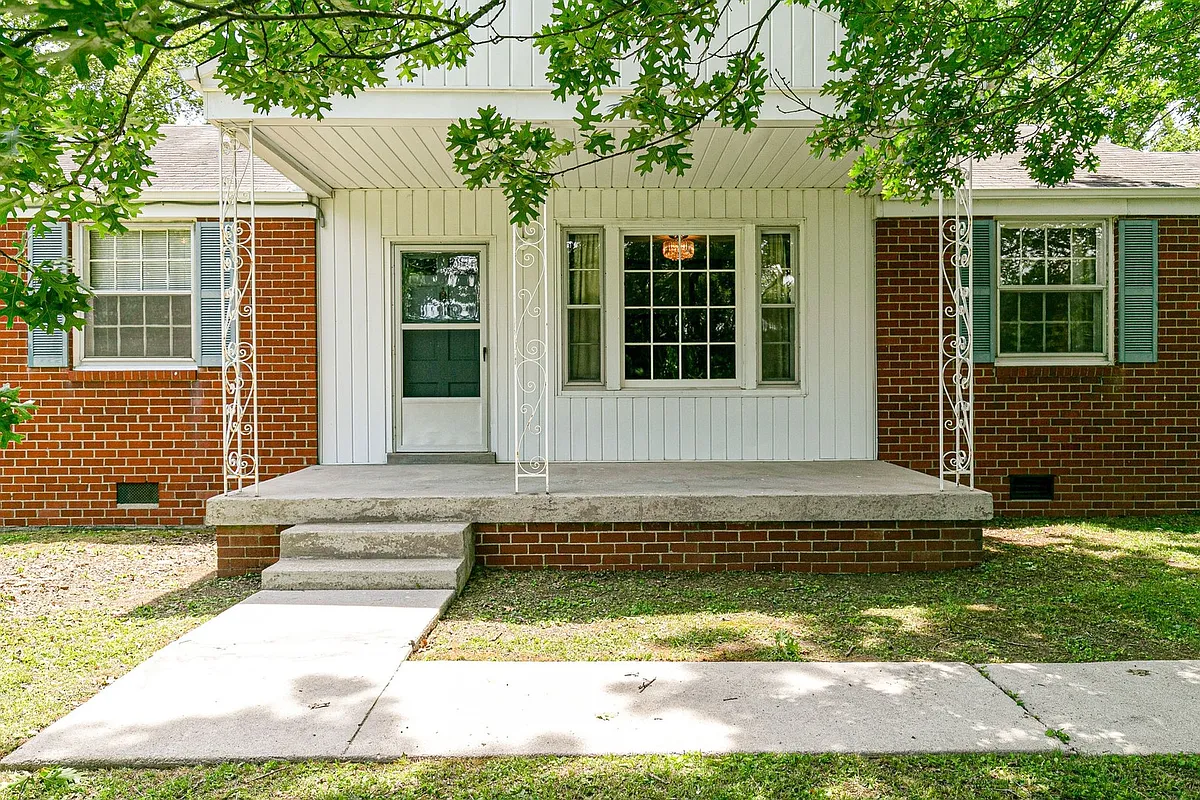 Building Photo - 4824 Lynn Dr