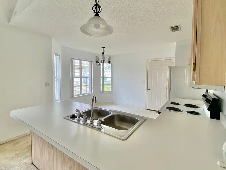 1914 Summer Hills Ln — Photo 2