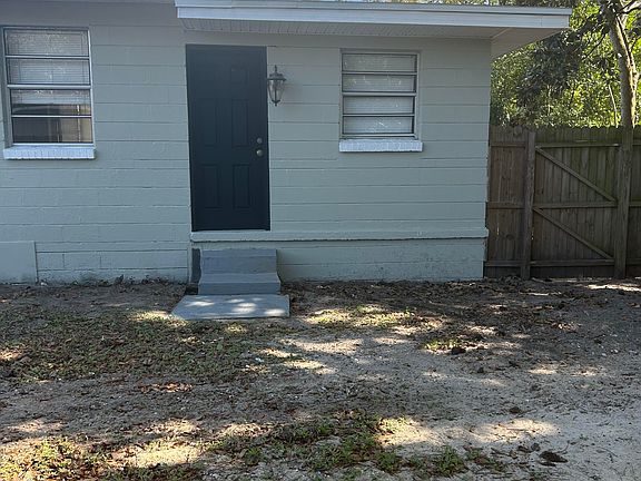 3rd image of 2734 Columbine Dr N