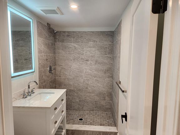 bath with tile shower stall