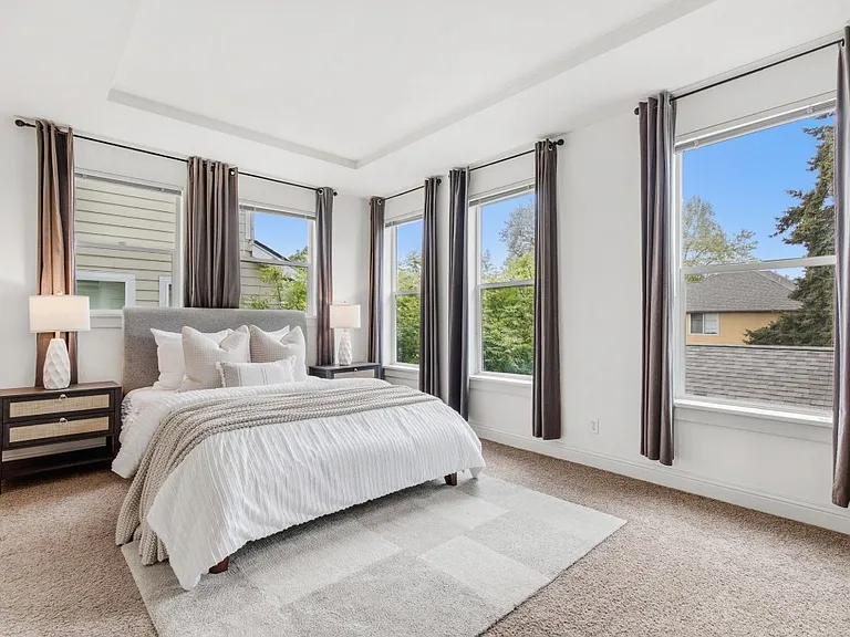 Light-filled master bedroom (2nd floor)