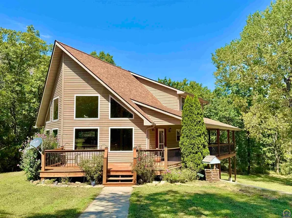 8916 Shadywood Ln, Ozawkie, KS 66070