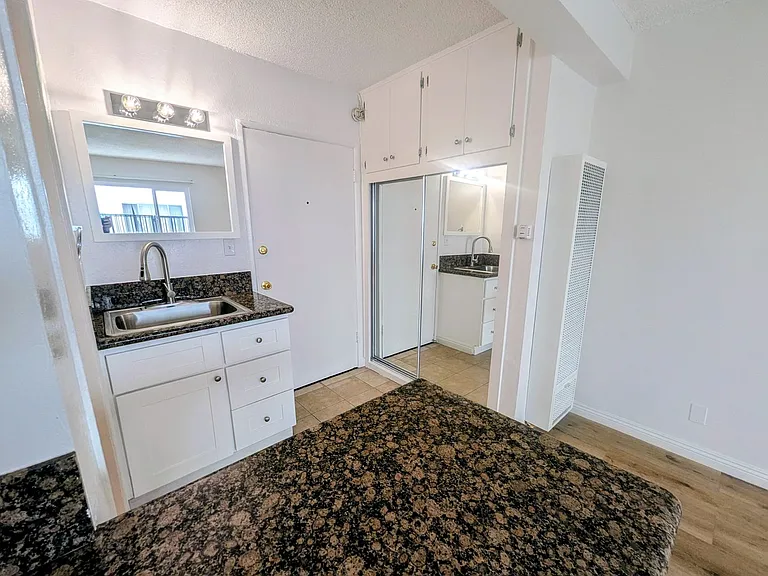 1811 Tamarind Ave — Photo 8