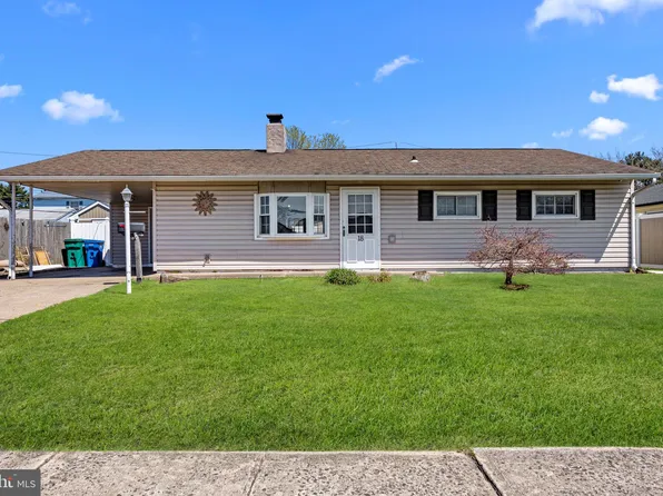 18 Dahlia Ln, Levittown, PA 19055