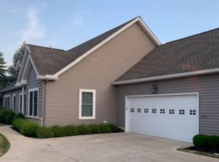 591 Cahoon Ledges Dr, Bay Village, OH 44140