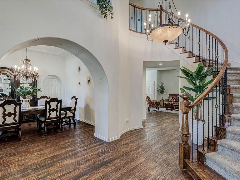 9823 Carriage Hill Ln — Photo 2