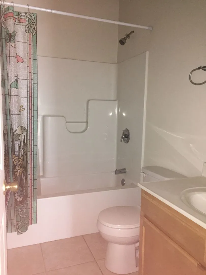 2 Bedroom 1.5 Bathroom in the Grandin Court Area — Photo 4