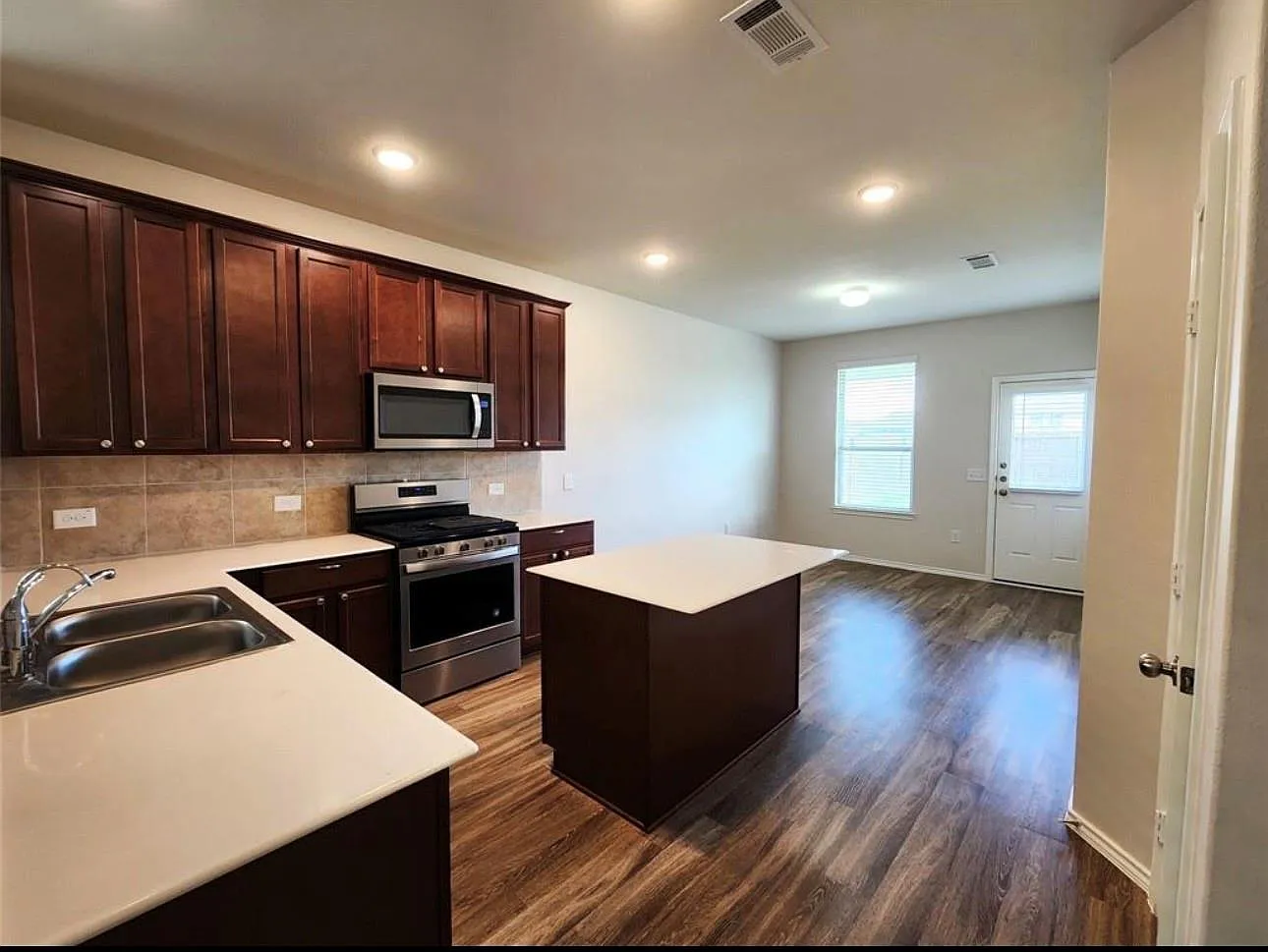 3 bed, 2.0 bath, 1572 sqft, $2,200 — Photo 3