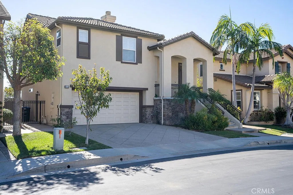 4 bed, 3.0 bath, 2190 sqft, $5,300 — Photo 2