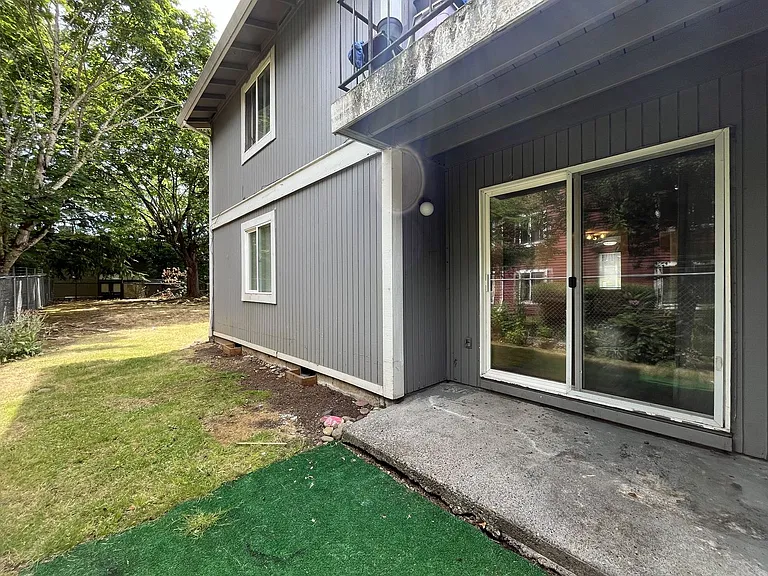 Spacious Corner Apartment with Three Bedrooms, Open Living Space & Modern Kitchen — Photo 29
