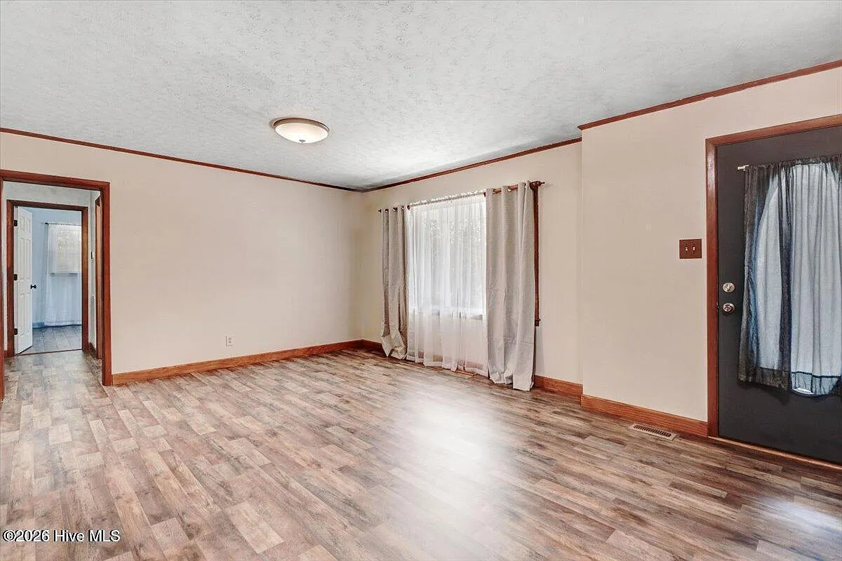 3 bed, 1.0 bath, 1520 sqft, $1,050 — Photo 3