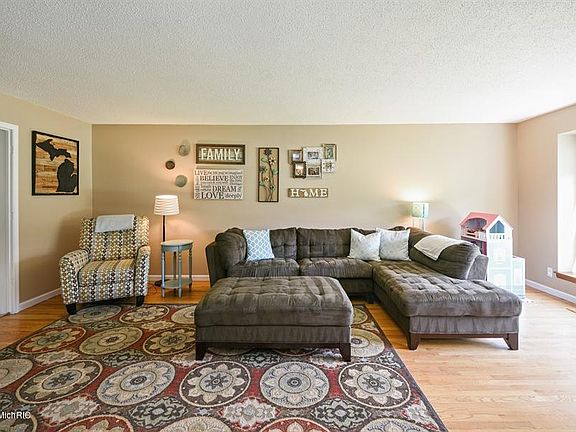3rd image of 1415 Catherine Cir