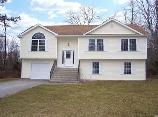 15 Flores Ln, Middle Island, NY 11953