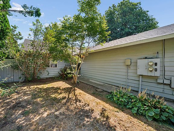 3rd image of 240 SE Kane Dr