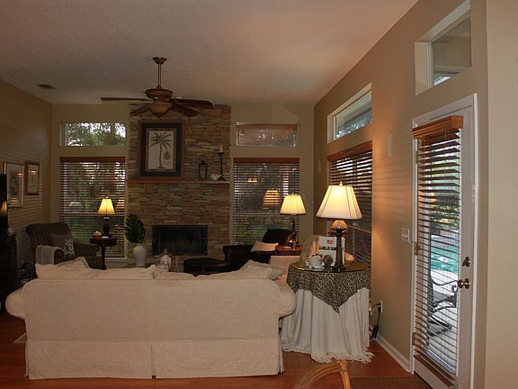 Family room w/fireplace