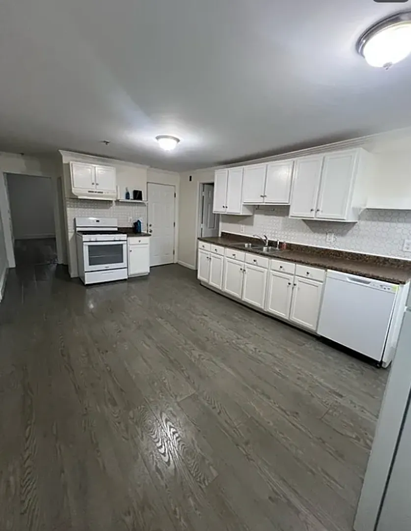 11-15 Lilley Avenue — Photo 3