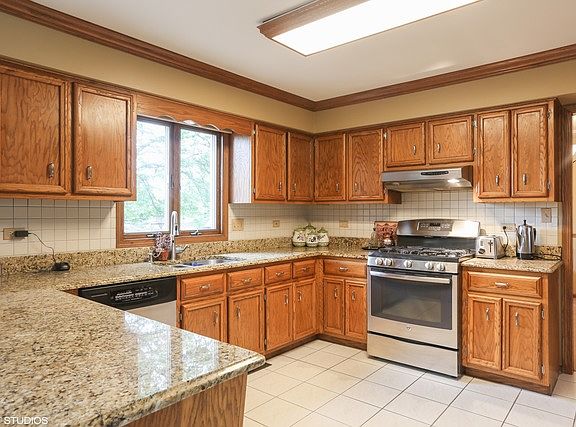 5th image of 16949 Meadowcrest Dr