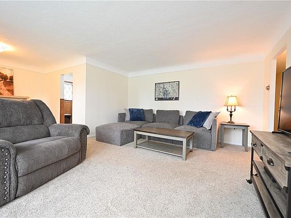3rd image of 10489 Sharon Dr