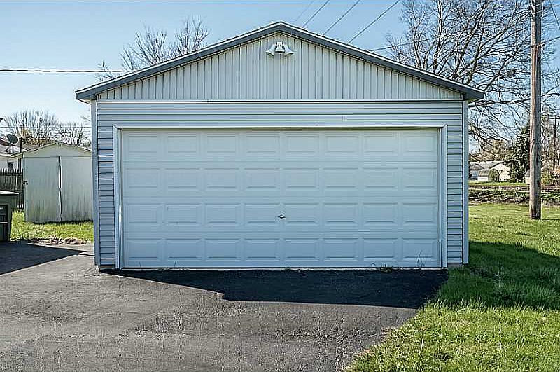 2nd image of 4596 Woodbine Ave