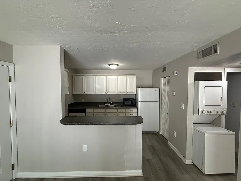 1035 SW 9th St #J1 — Photo 2