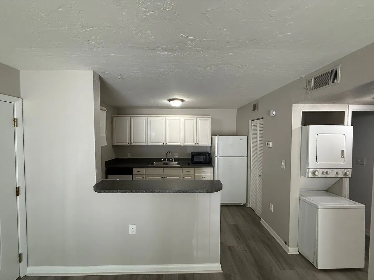 Building Photo - 1035 SW 9th St #J1
