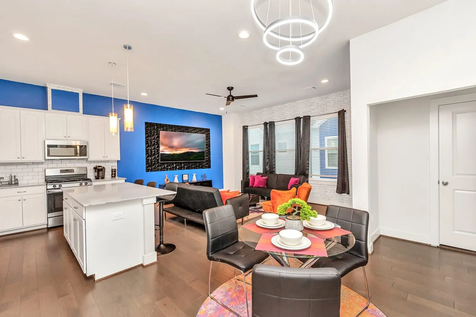 3 bed, 2.0 bath, 1399 sqft, $3,177 — Photo 2