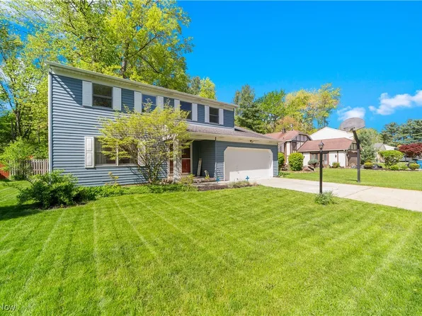 6020 Wild Oak Dr, North Olmsted, OH 44070