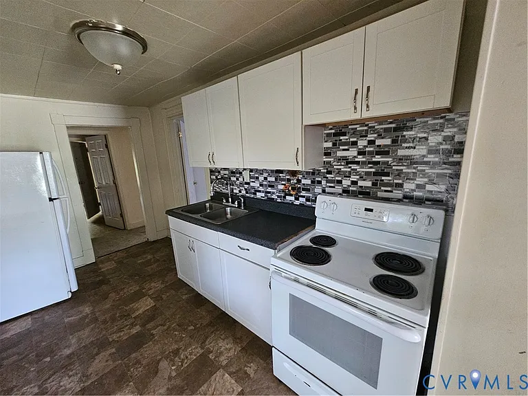 1601 Byron St — Photo 3