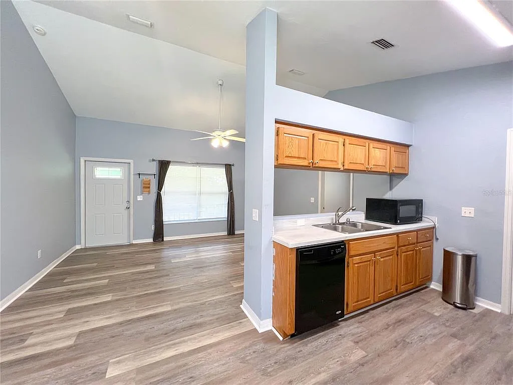 3 bed, 2.0 bath, 1058 sqft, $1,850 — Photo 4