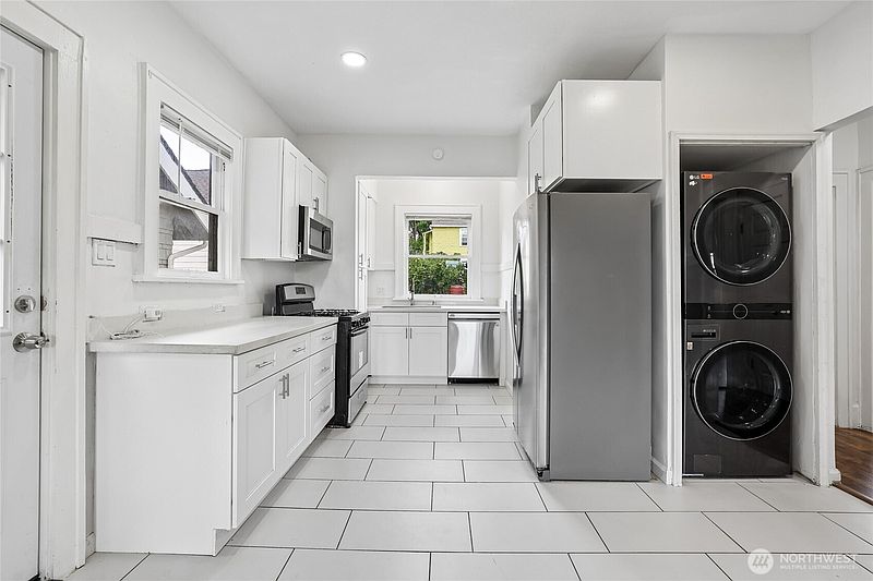 2nd image of 4545 5th Avenue NE