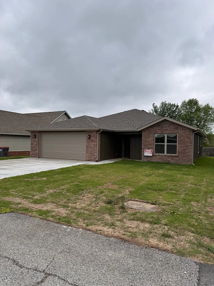 Building Photo - 1002 Poplar Ln