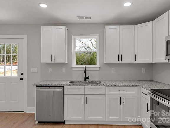 5th image of 716 Evening Shade Ln