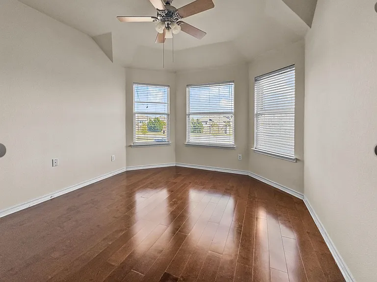 5530 Greensboro Dr — Photo 5