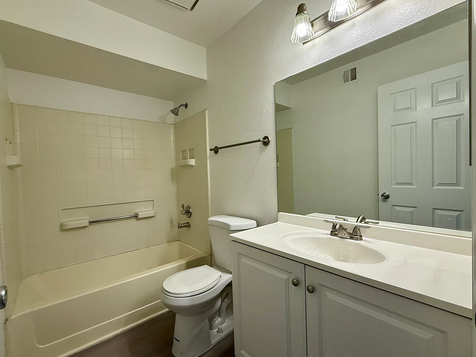 2 bed, 950 sqft, $1,790 — Photo 4