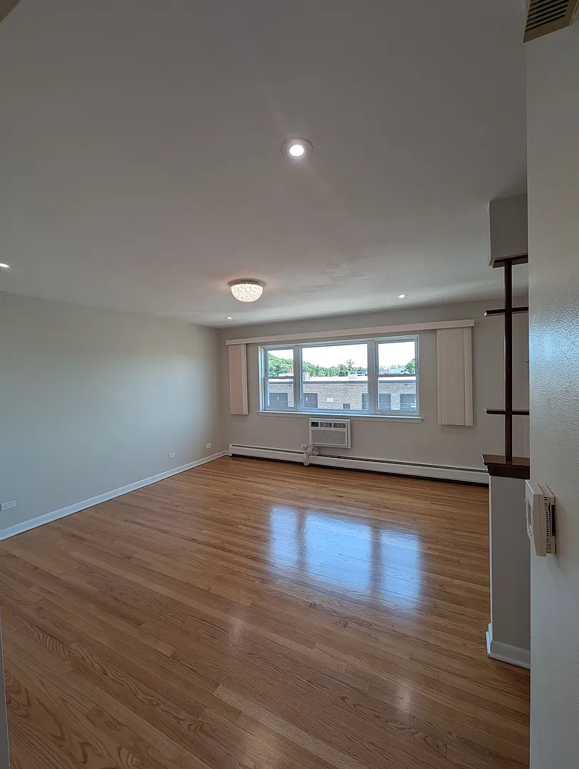2 bed, 900 sqft, $1,900 — Photo 3