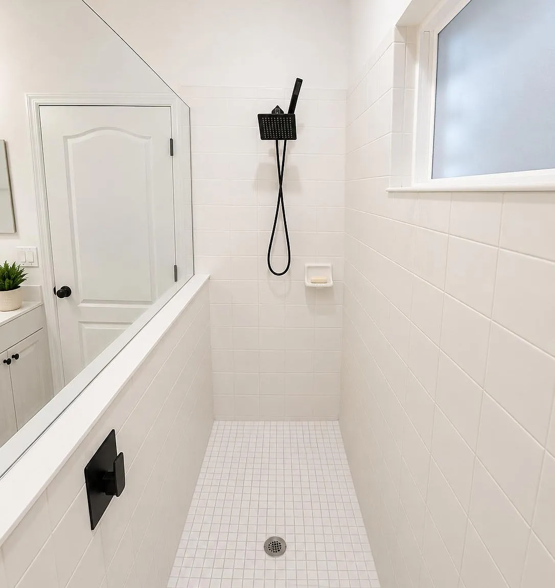 3 bed, 1.0 bath, 1744 sqft, $1,997 — Photo 2